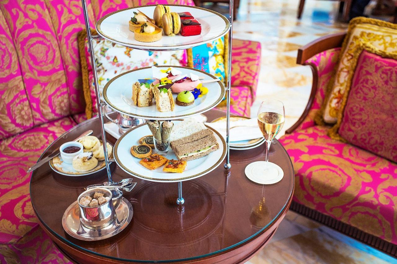 Imperial Hotel Guldkusten Exteriör bild Afternoon tea at the Emirates Palace Hotel, Abu Dhabi