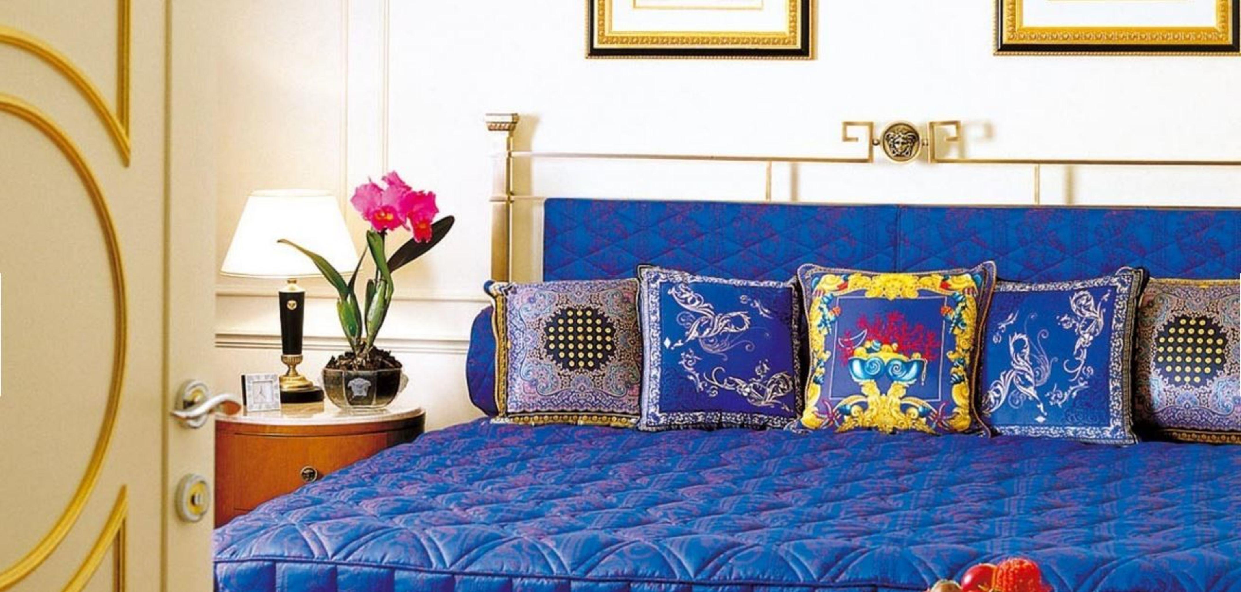 Imperial Hotel Guldkusten Exteriör bild A bed with cushions