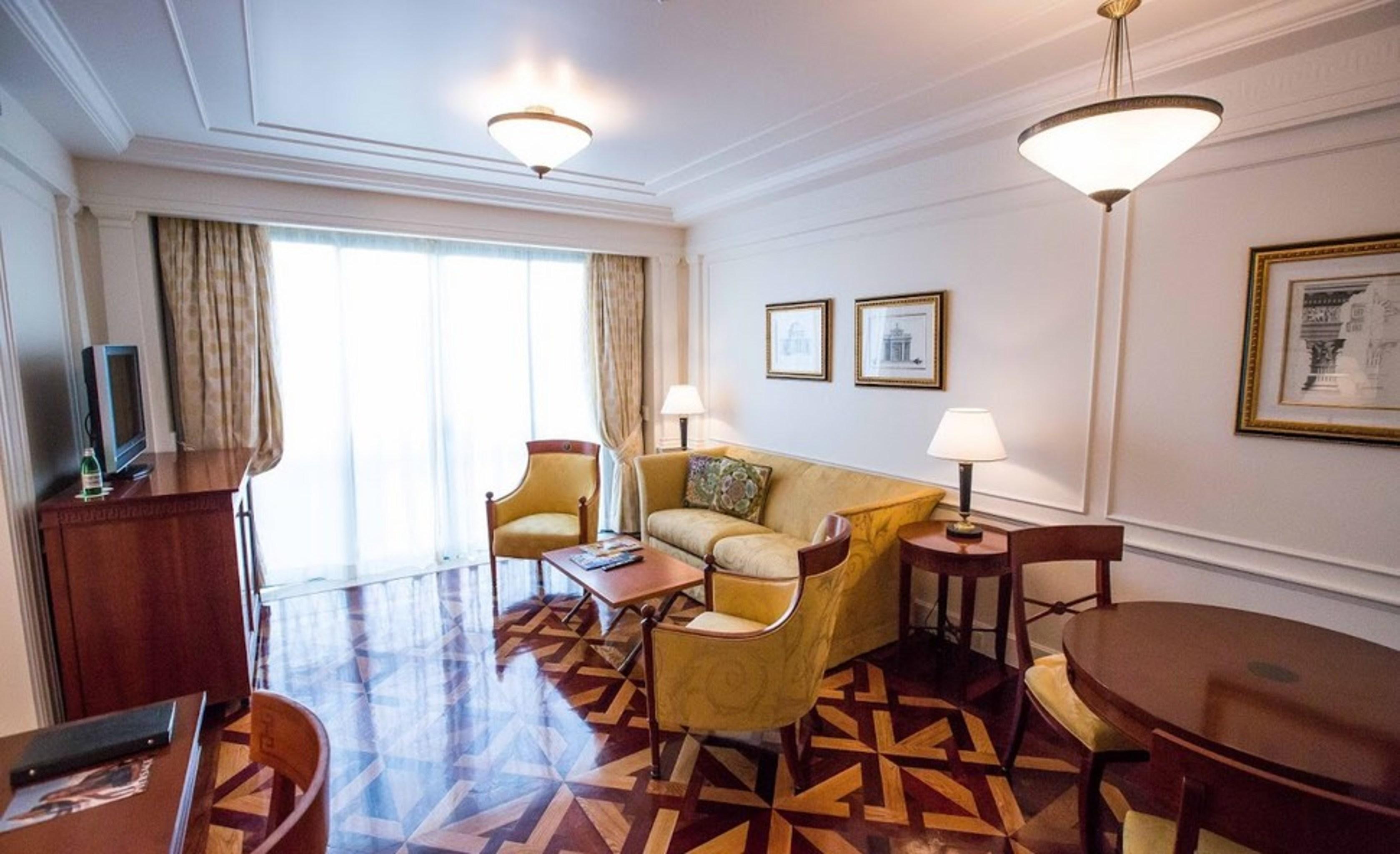 Imperial Hotel Guldkusten Exteriör bild A living room in a suite at the InterContinental