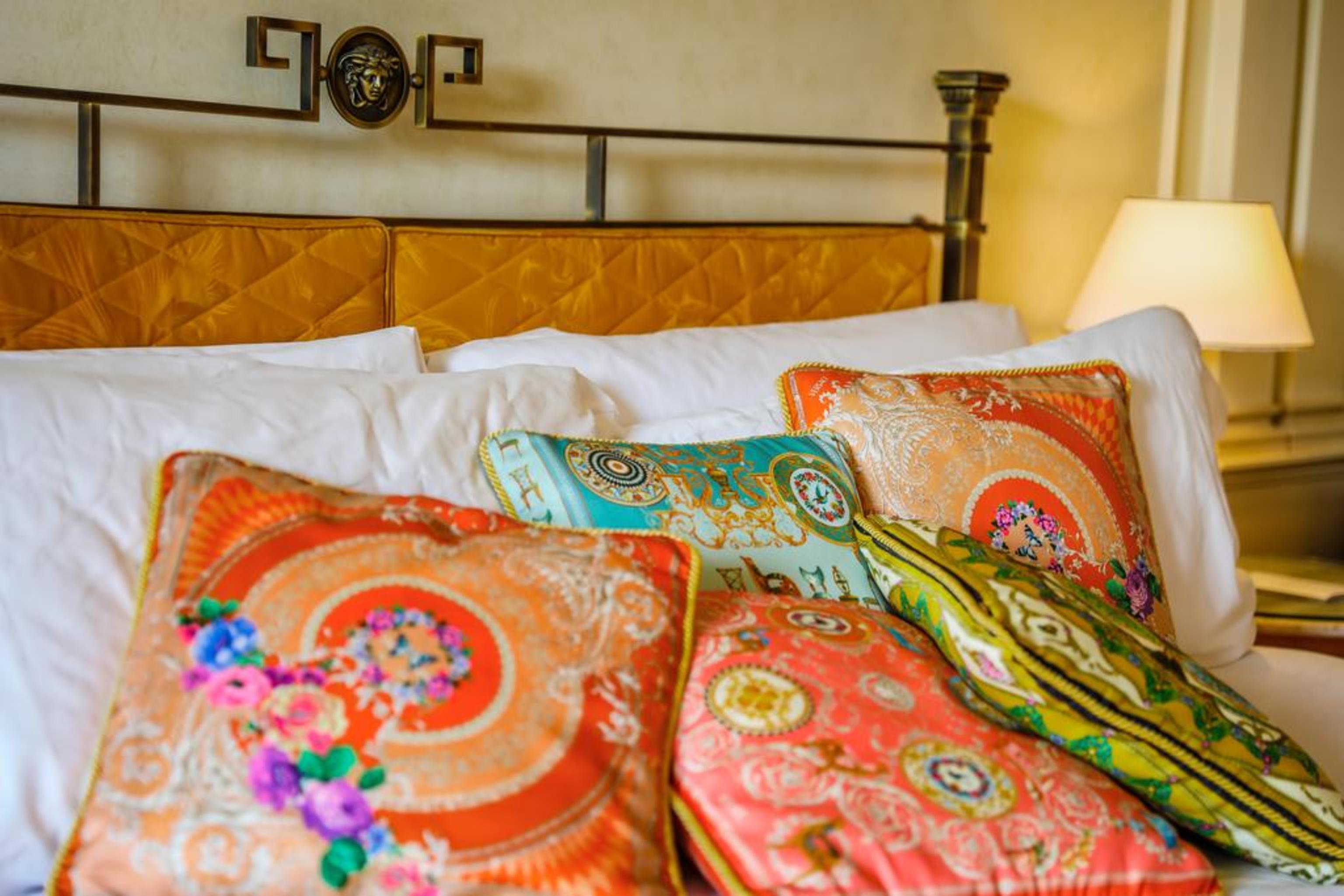 Imperial Hotel Guldkusten Exteriör bild Silk cushions