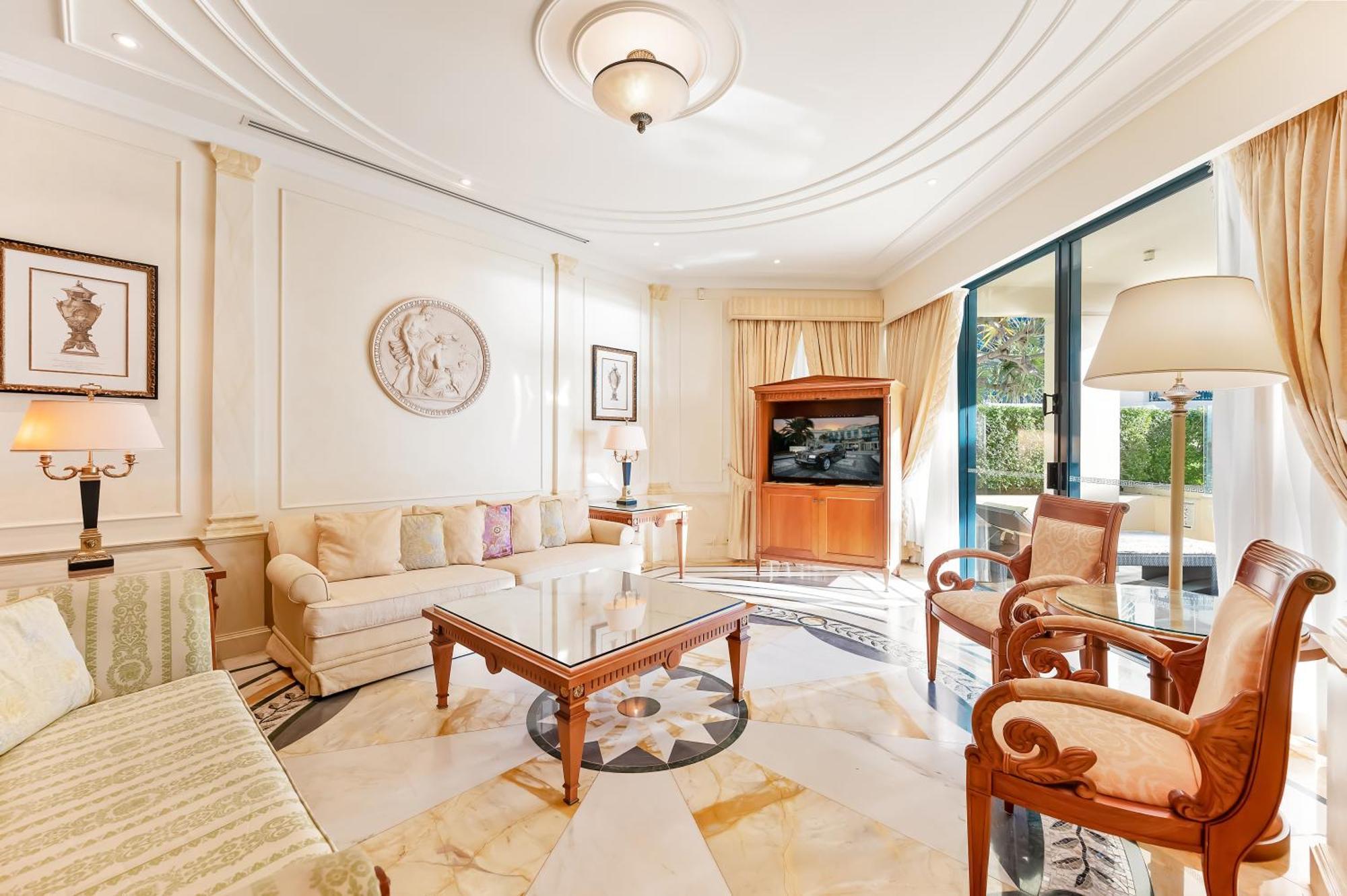 Imperial Hotel Guldkusten Exteriör bild A living room at the Four Seasons Hotel